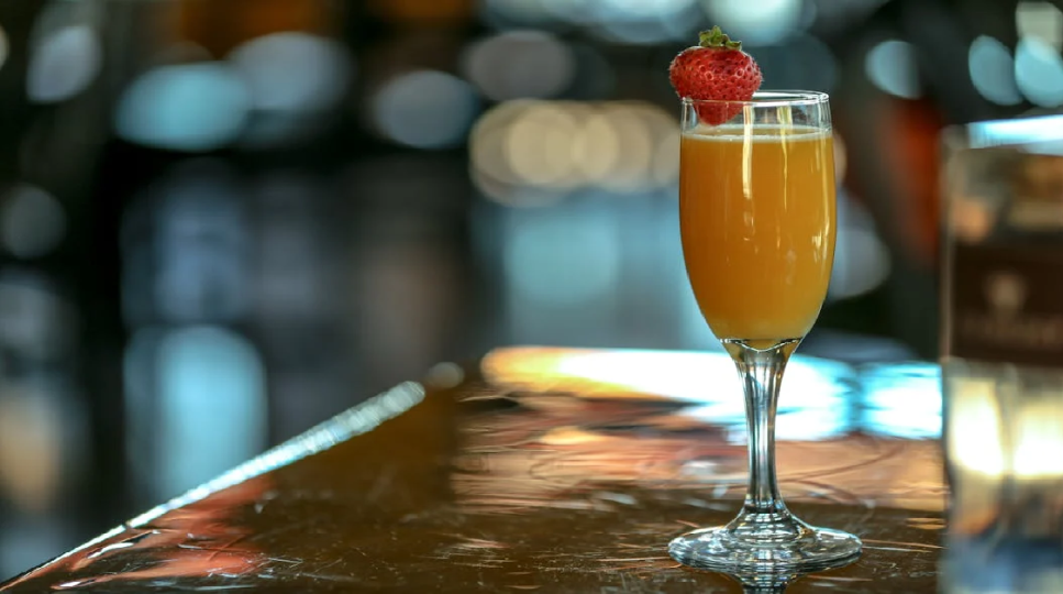 Zo maak jij de lekkerste oranje cocktail voor Koningsdag